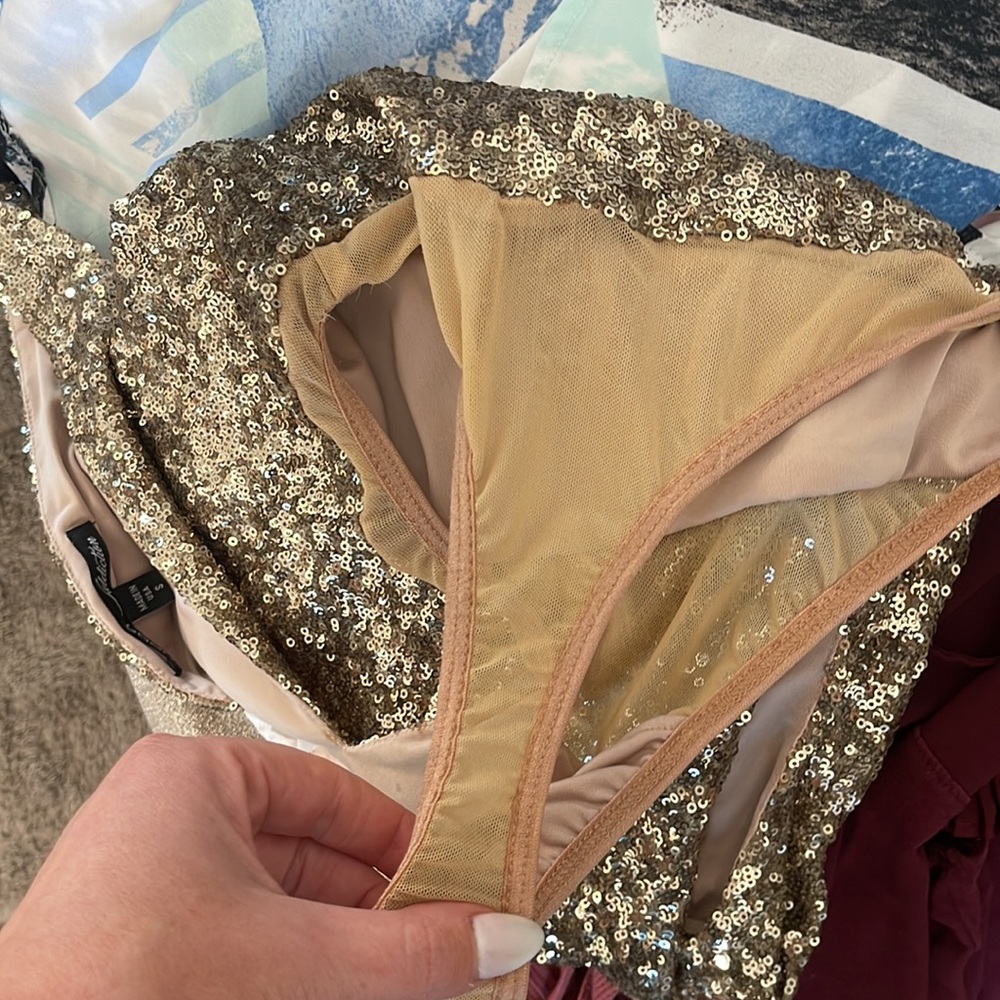 bebe Gold Sequin V-Neck Bodysuit Top - Picture 8 of 8